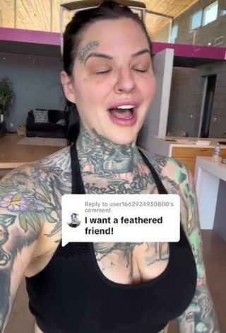 Heidi Lavon Demonstrates Hot Cleavage