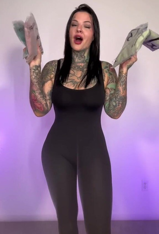 Pretty Heidi Lavon Shows Butt