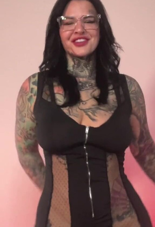 6. Cute Heidi Lavon Shows Cleavage in Black Overall