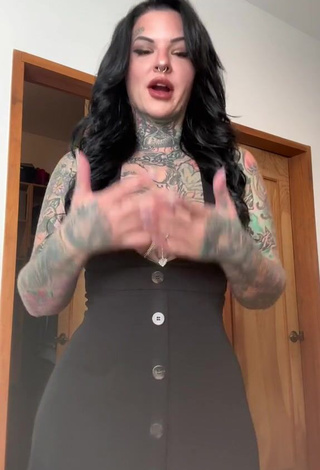 4. Heidi Lavon Shows her Appealing Cleavage (Side Boob)