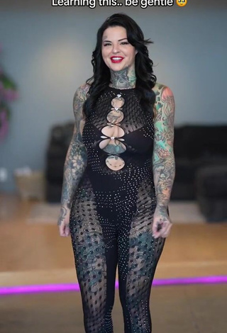 Hottie Heidi Lavon without Brassiere (Side Boob)