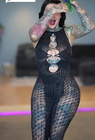 Beautiful Heidi Lavon without Brassiere (Side Boob)