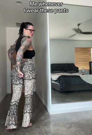 6. Seductive Heidi Lavon Shows Butt