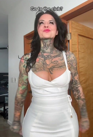 3. Heidi Lavon Shows her Cute Cleavage