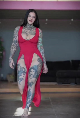 Heidi Lavon Shows her Sexy Cleavage