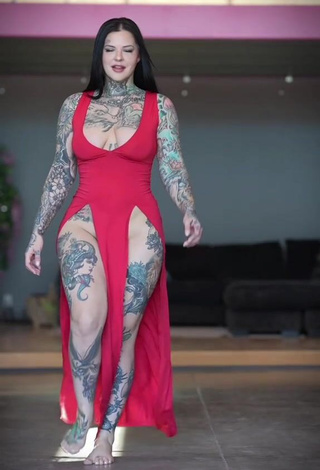 2. Heidi Lavon Shows her Sexy Cleavage