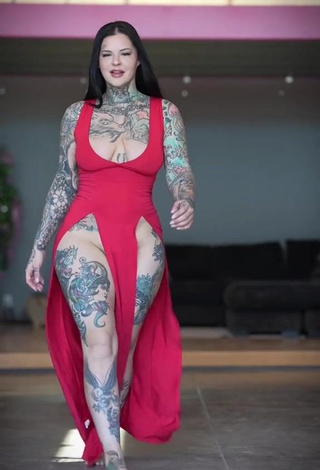 3. Heidi Lavon Shows her Sexy Cleavage