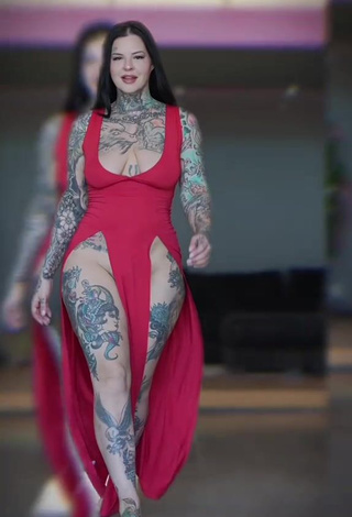 4. Heidi Lavon Shows her Sexy Cleavage