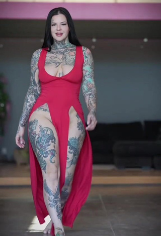 5. Heidi Lavon Shows her Sexy Cleavage