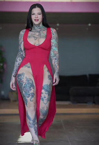 6. Heidi Lavon Shows her Sexy Cleavage