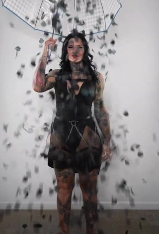 4. Magnetic Heidi Lavon Shows Cleavage (Side Boob)