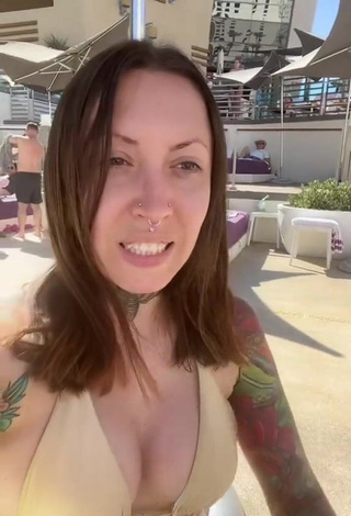 4. Sexy Heidi Lavon Shows Cleavage in Purple Bikini at the Pool