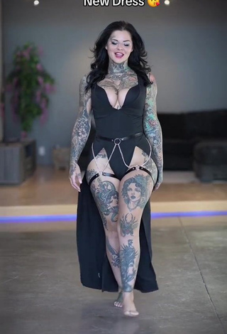 3. Magnificent Heidi Lavon Shows Cleavage (Side Boob)