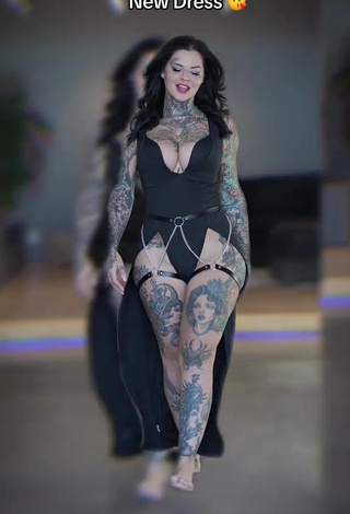 4. Magnificent Heidi Lavon Shows Cleavage (Side Boob)