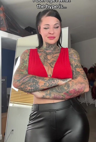 Sweet Heidi Lavon Shows Butt