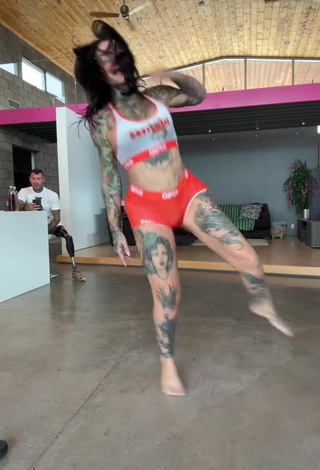 5. Sultry Heidi Lavon Shows Cameltoe and Bouncing Breasts