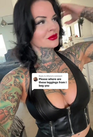 Hottie Heidi Lavon Shows Butt