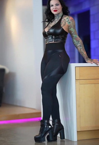 4. Hottie Heidi Lavon Shows Butt