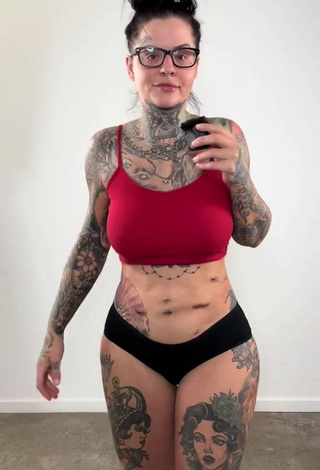 Sultry Heidi Lavon in Black Panties