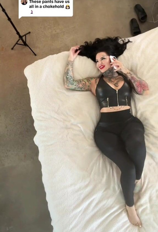 Beautiful Heidi Lavon Shows Butt