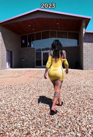 6. Hottest Heidi Lavon Shows Cleavage