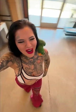 6. Titillating Heidi Lavon Shows Nipples (Underboob, Side Boob)