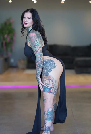 3. Sexy Heidi Lavon Shows Butt