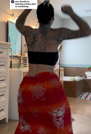 4. Sultry Heidi Lavon in Black Tube Top while Twerking