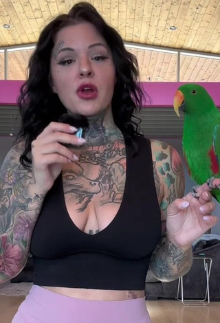 5. Sultry Heidi Lavon Shows Cleavage in Black Crop Top