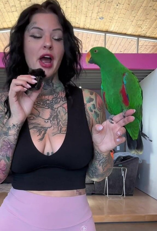 6. Sultry Heidi Lavon Shows Cleavage in Black Crop Top