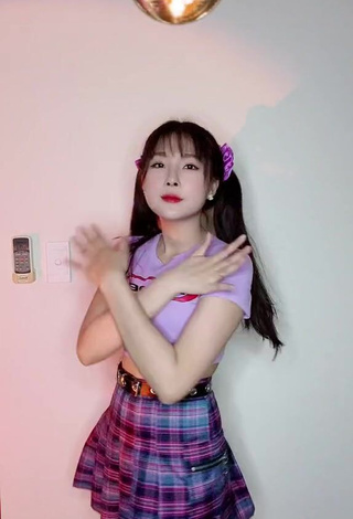 Sultry Ngô Ngọc Hoà in Crop Top