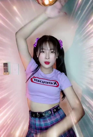 3. Sultry Ngô Ngọc Hoà in Crop Top