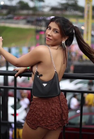 4. Magnificent Ingrid Ohara Shows Cleavage in Brown Crop Top