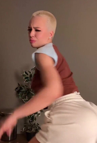 4. Beautiful Instasamka Shows Butt while Twerking