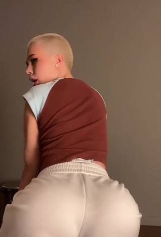 6. Beautiful Instasamka Shows Butt while Twerking