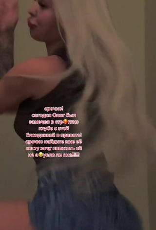 4. Hot Instasamka Shows Butt while Twerking