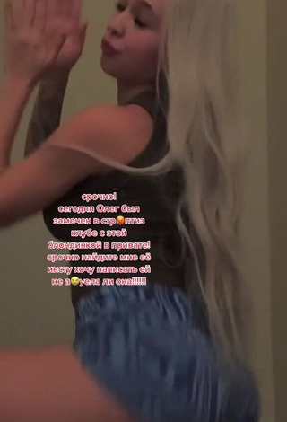 5. Hot Instasamka Shows Butt while Twerking