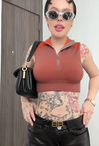 6. Hot Instasamka in Crop Top