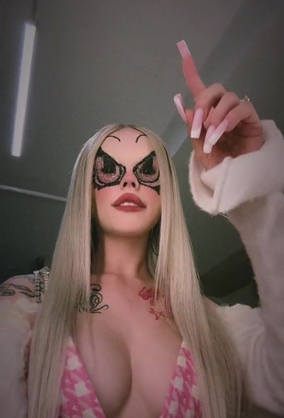 6. Cute Instasamka Shows Cosplay (Side Boob)