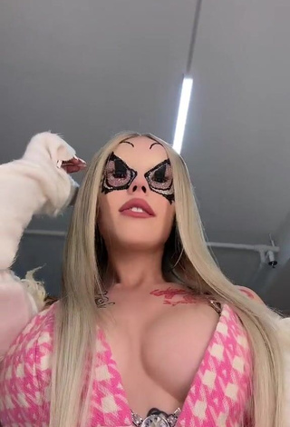 3. Sexy Instasamka Shows Cosplay (Side Boob)