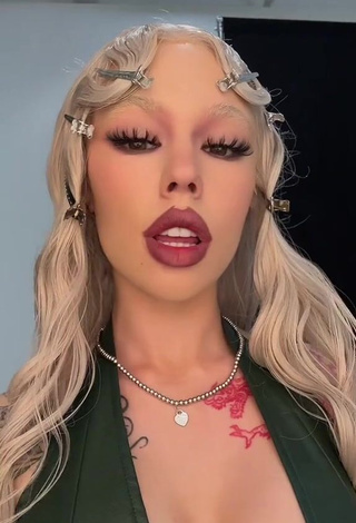 4. Wonderful Instasamka Shows Cleavage (Side Boob)