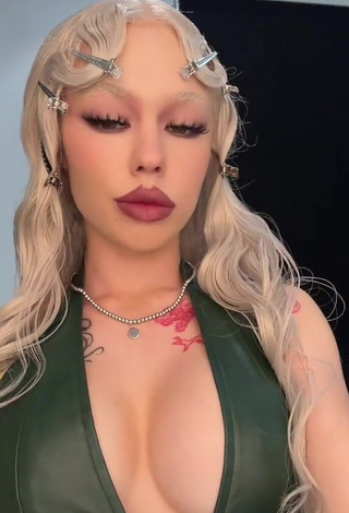 6. Wonderful Instasamka Shows Cleavage (Side Boob)