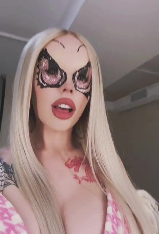 3. Luscious Instasamka Shows Cosplay (Side Boob)