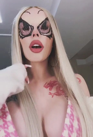 4. Luscious Instasamka Shows Cosplay (Side Boob)