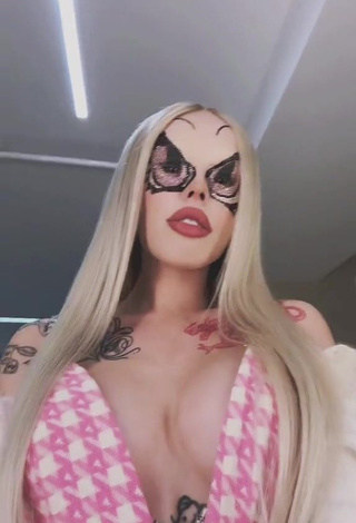 5. Luscious Instasamka Shows Cosplay (Side Boob)