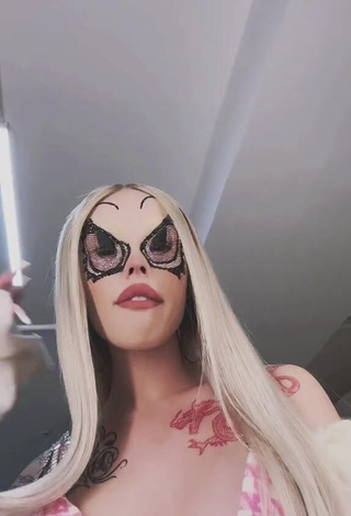 6. Luscious Instasamka Shows Cosplay (Side Boob)