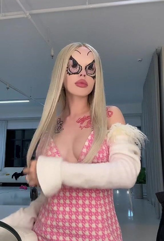 6. Sultry Instasamka Shows Cosplay (Side Boob)