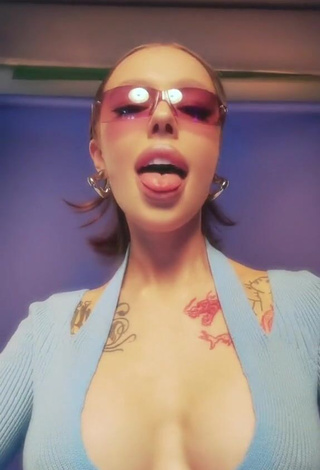 6. Beautiful Instasamka Shows Cleavage (Side Boob)