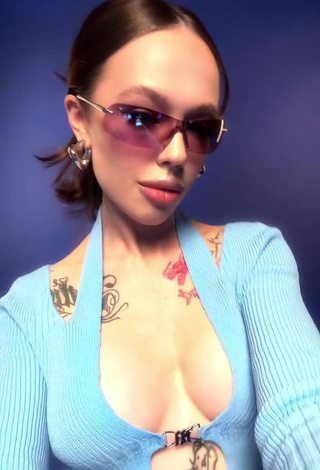 4. Sweetie Instasamka Shows Cleavage (Side Boob)