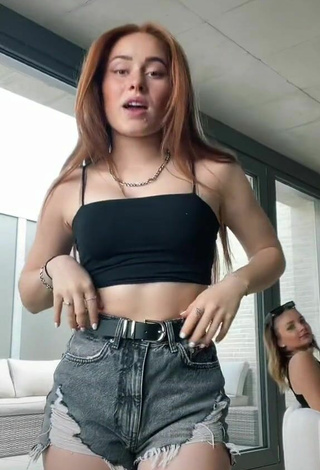 Sexy Leonie Leoobalys in Black Crop Top